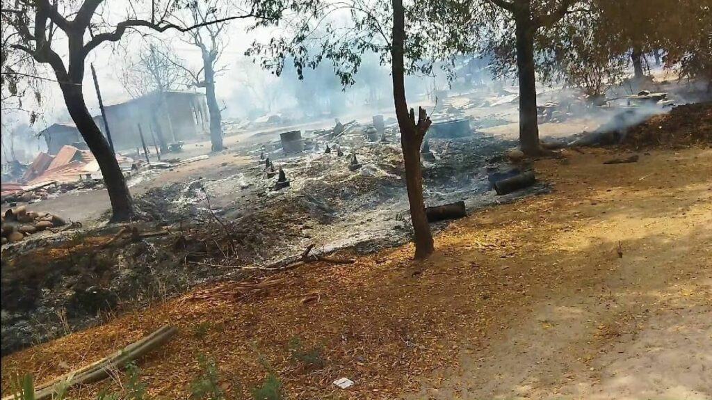 (အကြမ်းဖက်စစ်ကောင်စီတပ် မီးရှို့ဖျက်မီးမှုကြောင့် ရွာလုံးကျွတ်ပြာကျပြီးနောက်တွေ့ရသော အင်းစရွာ။ ဓာတ်ပုံ - PAFD)
