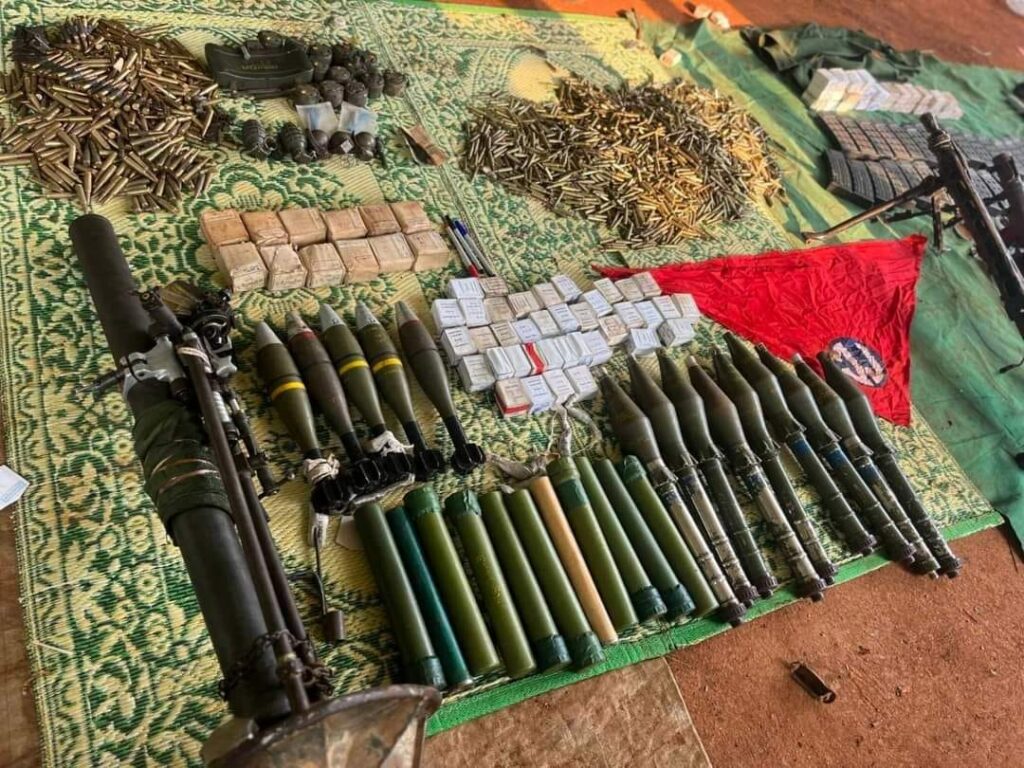 (စစ်ကောင်စီတက်ထံမှ ကရင်နီပူးပေါင်းတပ်များသိမ်းဆည်းရရှိသောလက်နက်ခဲယမ်းများ။ဓါတ်ပုံ-KnIc)
