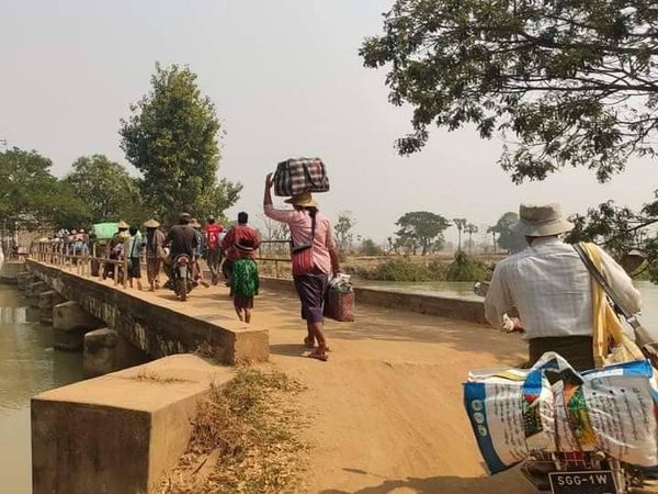 (ထွက်ပြေးတိမ်းရှောင်လာသော ခင်ဦးနယ်ဒေသခံများအား တွေ့ရစဉ်။ ဓာတ်ပုံ- CJ)