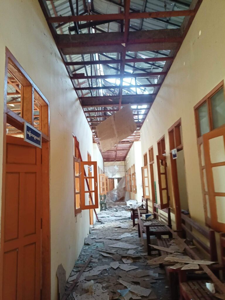 (အကြမ်းဖက်စစ်ကောင်စီတပ်၏ လေကြောင်းတိုက်ခိုက်မှုကြောင့်ပျက်စီးသွားသော ရွှေကူမြို့နယ် စီသာတိုက်နယ်ဆေးရုံအား ဧပြီ ၅ရက်က တွေ့ရစဉ်။ ဓာတ်ပုံ - ရွှေကူ KPDF)