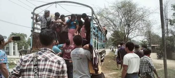 (စစ်​ကောင်စီတပ်က ဆိုင်းဖာရာရွာမှ ပြည်သူများကိုလူသားဒိုင်းအဖြစ်အသုံးပြုဖမ်းဆီး​ခေါ်​ဆောင်လာခဲ့​သော ၁၂ ဘီးကုန်တင်ကားနှင့် ဖမ်းဆီးခံရာရမှတိုက်ပွဲဖြစ်သဖြင့် လွတ်​မြောက်လာပြီးနေရပ်ပြန်ရန်ပြင်ဆင်​နေ​သောပြည်သူများ ။ဓါတ်ပုံ-CJ)