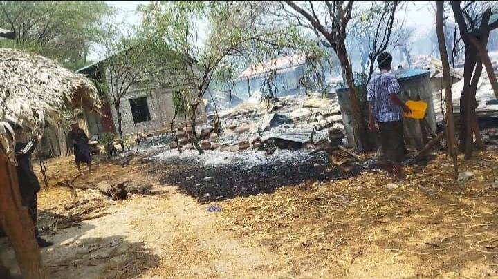 (အကြမ်းဖက်စစ်ကောင်စီတပ် မီးရှို့ဖျက်မီးမှုကြောင့် ရွာလုံးကျွတ်ပြာကျပြီးနောက်တွေ့ရသော အင်းစရွာ။ ဓာတ်ပုံ - PAFD)