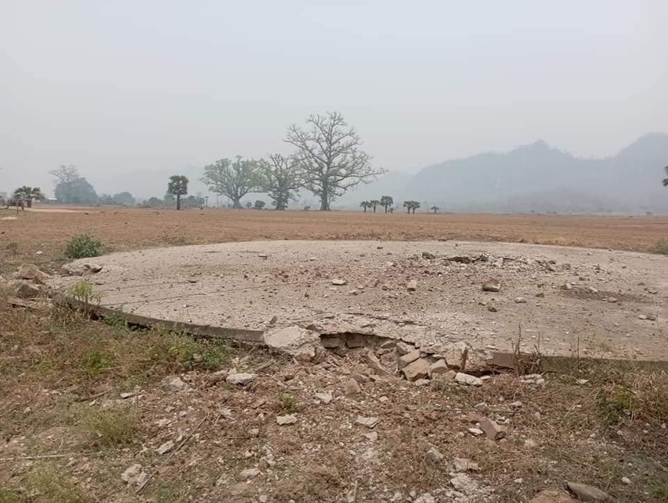 (စစ်တပ်နှင့် ပျူ ပူးပေါင်းစခန်းကို PDFများကတိုက်ခိုက်သိမ်းပိုက်ပြီး ရဟတ်ယာဥ်ကွင်းနှင့် ဘန်ကာများကိုဖျက်ဆီးခဲ့သည်။ဓါတ်ပုံ-MKPDF -2)