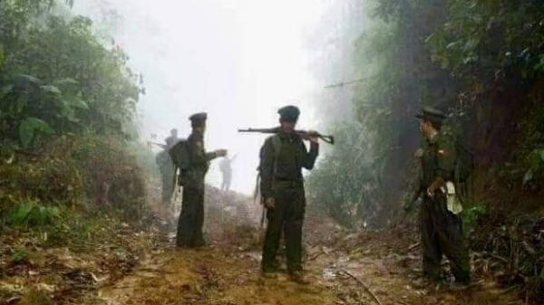 (ရှေ့တန်းတစ်နေရာတွင် တွေ့ရသော KIA တပ်သားများ။ ဓာတ်ပုံ - CJ)