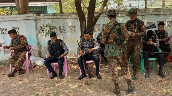 (ရွှေဘိုမြို့ရှိ အထက်တန်းကျောင်းရှေ့တွင် လုံခြုံရေးယူနေသည့် စစ်ကောင်စီတပ်သားများအား တွေ့ရစဥ်။ ဓာတ်ပုံ - Cj)