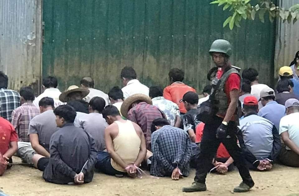 စစ်တပ်ကဖားကန့်မှ ပြည်သူများကို ဖမ်းဆီးထားစဥ်(ဓါတ်ပုံ-KNG)