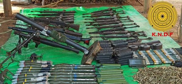 (ကရင်နီတပ်များသိမ်းဆည်းရရှိ​သော လက်နက်ခဲယမ်းများ။ ဓါတ်ပုံ-KNDF)