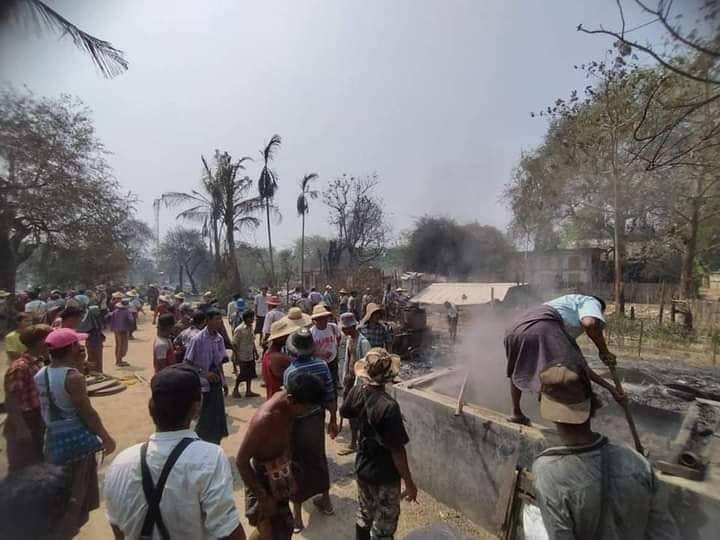 မူးသာရွာအတွင်း စစ်ကောင်စီတပ် မီးရှို့ဖျက်ဆီးသွားပြီးနောက် တွေ့ရစဥ်။ ဓာတ်ပုံ-စစ်ကိုင်းမြို့နယ် သတင်းမှန်ပြန်ကြားရေးအဖွဲ့