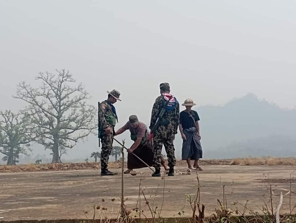 (စစ်တပ်နှင့် ပျူ ပူးပေါင်းစခန်းကို PDFများကတိုက်ခိုက်သိမ်းပိုက်ပြီး ရဟတ်ယာဥ်ကွင်းနှင့် ဘန်ကာများကိုဖျက်ဆီးခဲ့သည်။ဓါတ်ပုံ-MKPDF -2)