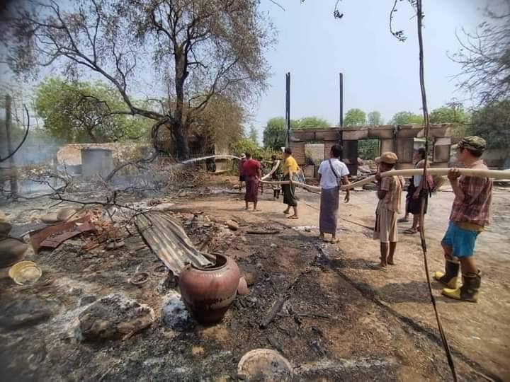 မူးသာရွာအတွင်း စစ်ကောင်စီတပ် မီးရှို့ဖျက်ဆီးသွားပြီးနောက် တွေ့ရစဥ်။ ဓာတ်ပုံ-စစ်ကိုင်းမြို့နယ် သတင်းမှန်ပြန်ကြားရေးအဖွဲ့