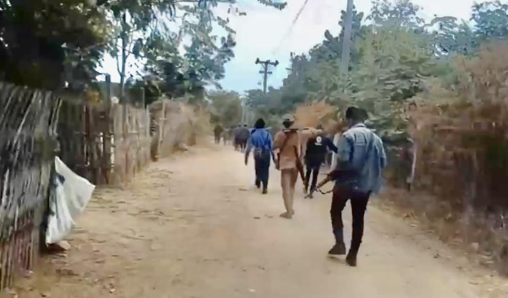(ပေါက်နယ်ရှိ ဒေသကာကွယ်ရေးအဖွဲ့များ စစ်ကောင်စီတပ်အား တိုက်ခိုက်ရန် သွားရောက်နေစဥ်)