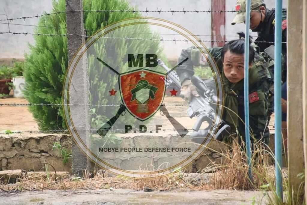 (စစ်ကောင်စီတပ်အား တိုက်ခိုက်နေသည့် မိုးဗြဲ ပြည်သူ့ကာကွယ်ရေးတပ်ဖွဲ့ဝင်များအားတွေ့ရစဥ်။ ဓာတ်ပုံ - မိုးဗြဲ PDF)