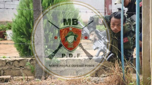 (စစ်ကောင်စီတပ်အား တိုက်ခိုက်နေသည့် မိုးဗြဲ ပြည်သူ့ကာကွယ်ရေးတပ်ဖွဲ့ဝင်များအားတွေ့ရစဥ်။ ဓာတ်ပုံ - မိုးဗြဲ PDF)