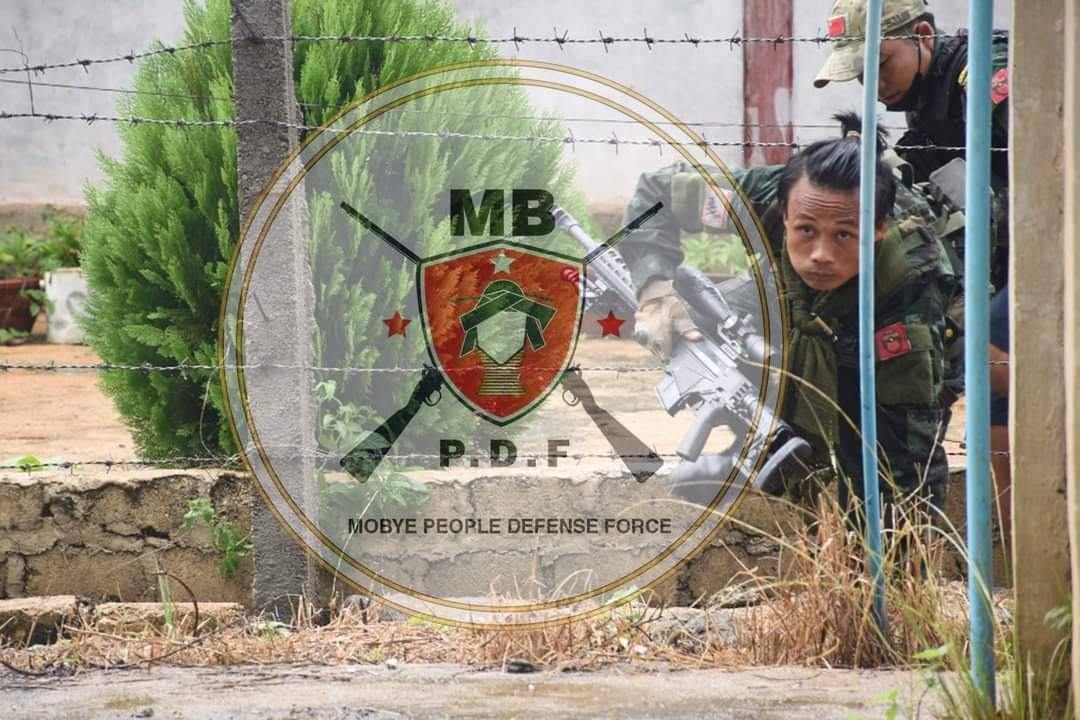 (စစ်ကောင်စီတပ်အား တိုက်ခိုက်နေသည့် မိုးဗြဲ ပြည်သူ့ကာကွယ်ရေးတပ်ဖွဲ့ဝင်များအားတွေ့ရစဥ်။ ဓာတ်ပုံ - မိုးဗြဲ PDF)