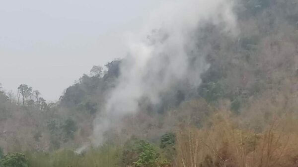 (စစ်ကောင်စီတပ်က မြ၀တီမြို့နယ် မဲကနယ်ဒေသအား လေကြောင်း၊ လက်နက်ကြီးများဖြင့် ပစ်ခတ်တိုက်ခိုက်နေစဥ်။ ဓာတ်ပုံ - Cobra Column)