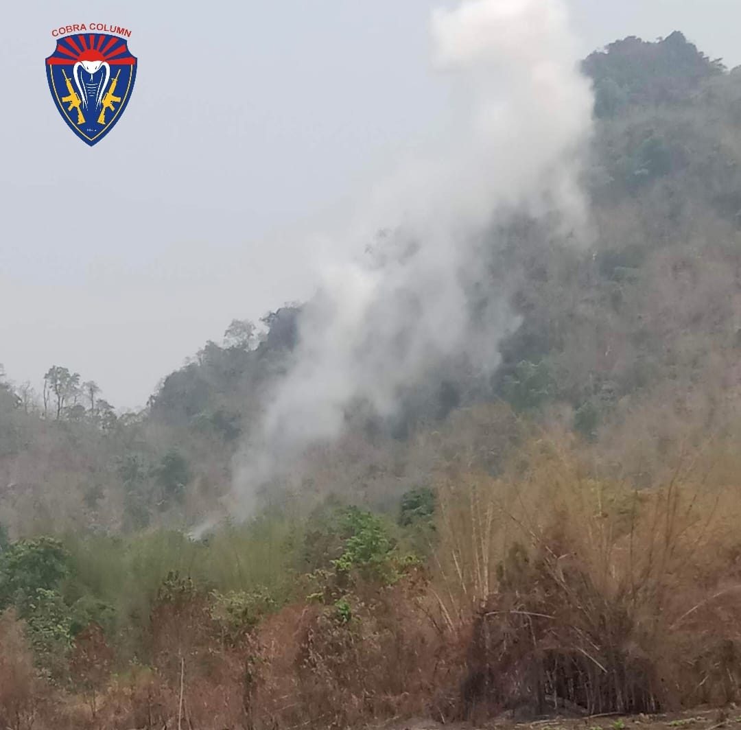 (စစ်ကောင်စီတပ်က မြ၀တီမြို့နယ် မဲကနယ်ဒေသအား လေကြောင်း၊ လက်နက်ကြီးများဖြင့် ပစ်ခတ်တိုက်ခိုက်နေစဥ်။ ဓာတ်ပုံ - Cobra Column)