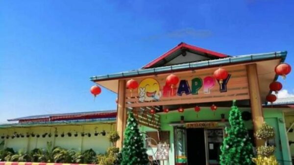 (ဖားကန့်မြို့၊ မရှီကထောင်ရပ်ကွက်ရှိ HAPPY KTVဆိုင်အား တွေ့ရစဥ်။ ဓာတ်ပုံ - CJ)