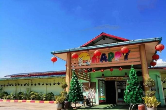 (ဖားကန့်မြို့၊ မရှီကထောင်ရပ်ကွက်ရှိ HAPPY KTVဆိုင်အား တွေ့ရစဥ်။ ဓာတ်ပုံ - CJ)