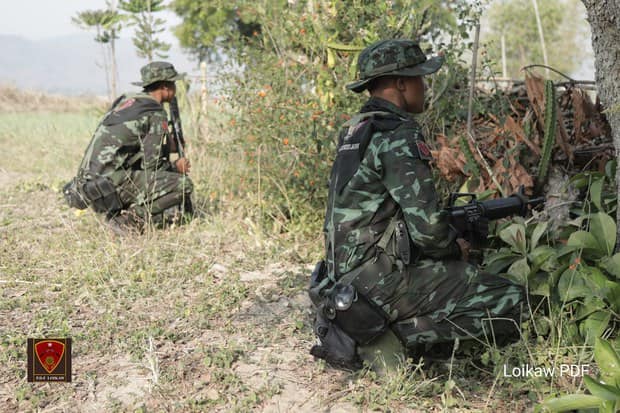 ၂၀၂၂ ဖေဖော်ဝါရီလတွင်ဖြစ်ပွားခဲ့သော မိုးဗြဲတိုက်ပွဲတွင် ပါဝင်တိုက်ခိုက်ခဲ့သော လွိုင်ကော် PDF တပ်ဖွဲ့ဝင်အချို့ ။ ဓါတ်ပုံ-လွိုင်ကော် PDF