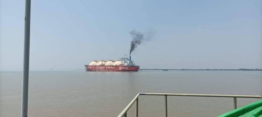 LNG ဓါတ်ငွေ့ရည်မှ ဓါတ်အားထုတ်သော သဘော်ကြီး မြန်မာပြည်မှ ပြန်သွားစဥ်။ဓါတ်ပုံ-CETIC V Power