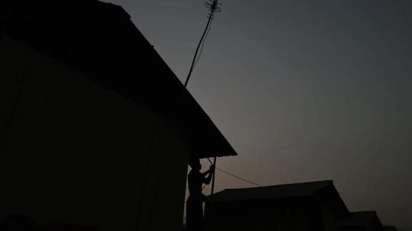 မီးပြတ်​နေတဲ့ ရန်ကုန် ည ။ဓါတ်ပုံ-AFP