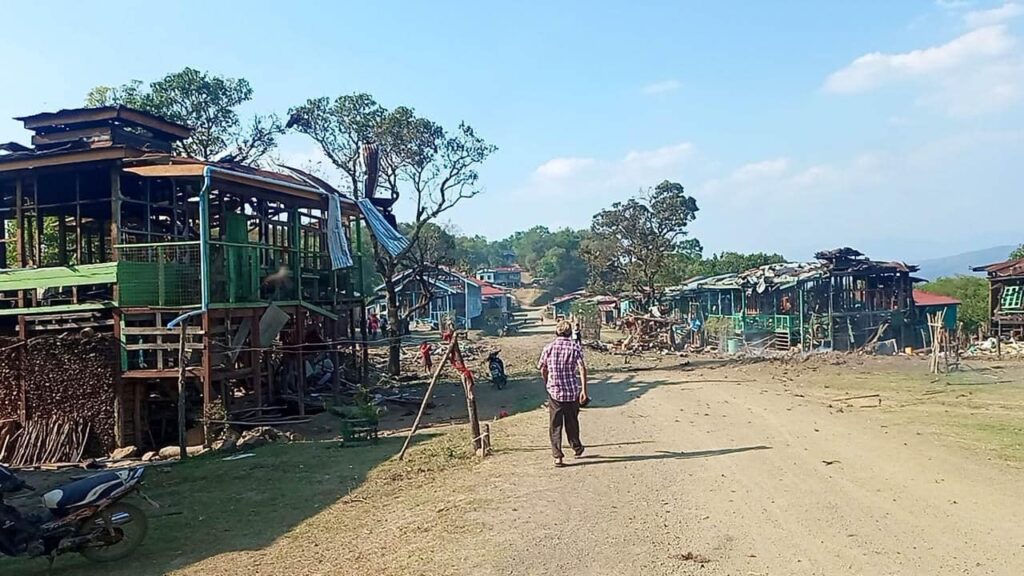 (တလန်လိုကျေးရွာအား စစ်ကောင်စီက တိုက်လေယာဉ်ဖြင့် ဗုံးကြဲတိုက်ခိုက်ပြီးနောက် တွေ့ရစဉ်။ ဓာတ်ပုံ - The Hakha Post's Post)