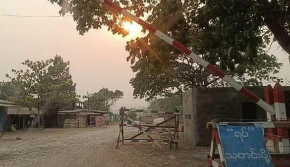 (စစ်တပ်က ဖားကန့်မြို့အဝင် လယ်ပြင်ဂိတ်တွင် ဘန်ကာ​ဆောက်လုပ်ထားသည်ကို​တွေ့ရစဥ်။ ဓါတ်ပုံ-Manau Voice)