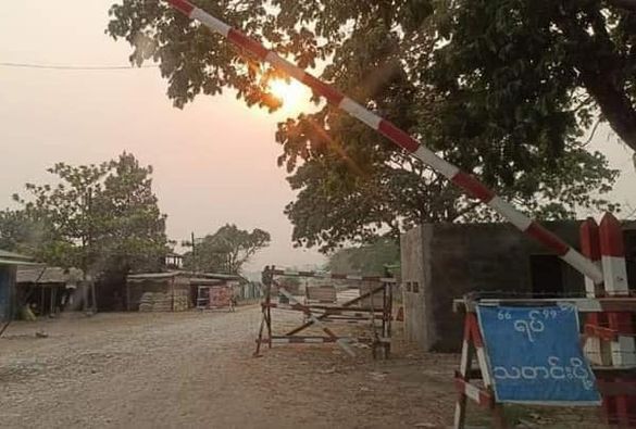 (စစ်တပ်က ဖားကန့်မြို့အဝင် လယ်ပြင်ဂိတ်တွင် ဘန်ကာ​ဆောက်လုပ်ထားသည်ကို​တွေ့ရစဥ်။ ဓါတ်ပုံ-Manau Voice)