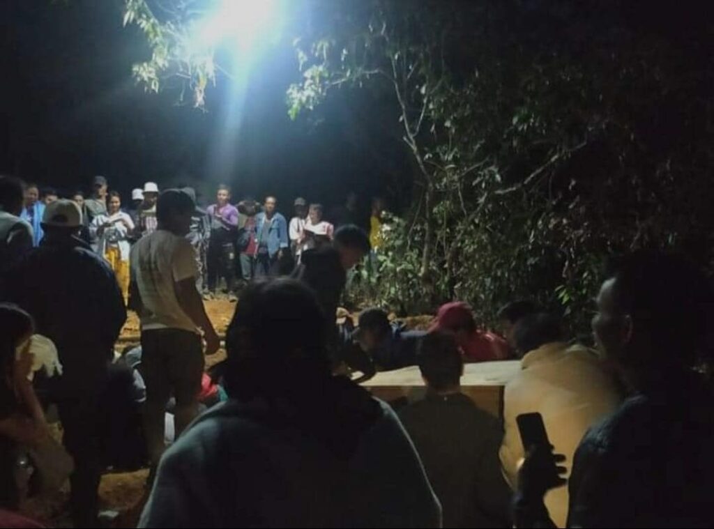 (ဧပြီ ၂၇ရက် ညနေပိုင်းတွင် ထန်တလန်မြို့နယ် တလန်လိုရွာကို စစ်ကောင်စီတပ်က ဗုံးကြဲတိုက်ခိုက်မှုကြောင့် သေဆုံးခဲ့ရသည့် အရပ်သား နှစ်ဦးအား ညတွင်းချင်း သဂြိုလ်နေစဉ်။ ဓာတ်ပုံ - The Chin Journal)