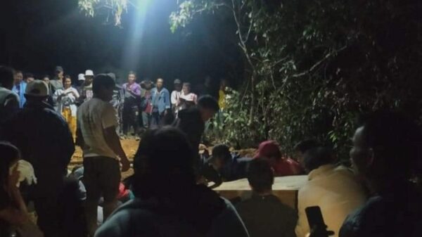 (ဧပြီ ၂၇ရက် ညနေပိုင်းတွင် ထန်တလန်မြို့နယ် တလန်လိုရွာကို စစ်ကောင်စီတပ်က ဗုံးကြဲတိုက်ခိုက်မှုကြောင့် သေဆုံးခဲ့ရသည့် အရပ်သား နှစ်ဦးအား ညတွင်းချင်း သဂြိုလ်နေစဉ်။ ဓာတ်ပုံ - The Chin Journal)