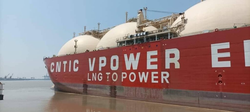 LNG ဓါတ်ငွေ့ရည်မှ ဓါတ်အားထုတ်သော သဘော်ကြီး မြန်မာပြည်မှ ပြန်သွားစဥ်။ဓါတ်ပုံ-CETIC V Power