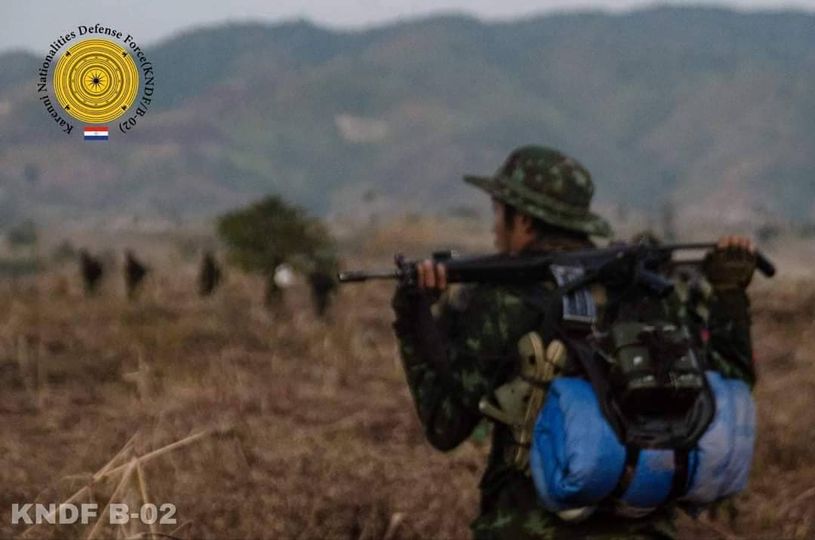 (လွိုင်ကော် - မိုးဗြဲလမ်းမကြီးတစ်လျှောက် နယ်မြေစိုးမိုးရေး ဆောင်ရွက်နေသည့် KNDF တပ်ဖွဲ့ဝင်များကို တွေ့ရစဥ်။ ဓာတ်ပုံ - KNDF)
