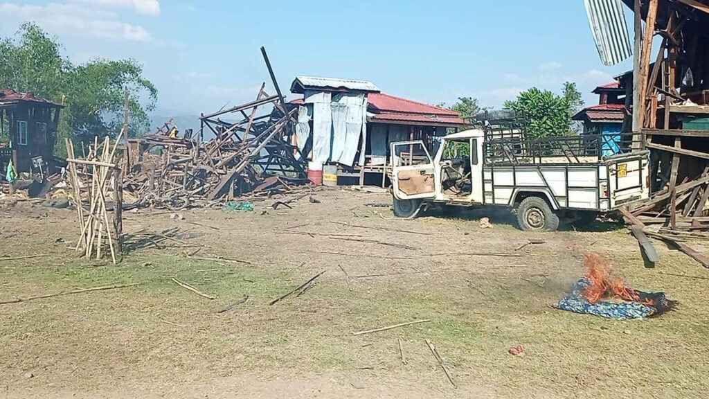 (တလန်လိုကျေးရွာအား စစ်ကောင်စီက တိုက်လေယာဉ်ဖြင့် ဗုံးကြဲတိုက်ခိုက်ပြီးနောက် တွေ့ရစဉ်။ ဓာတ်ပုံ - The Hakha Post's Post)
