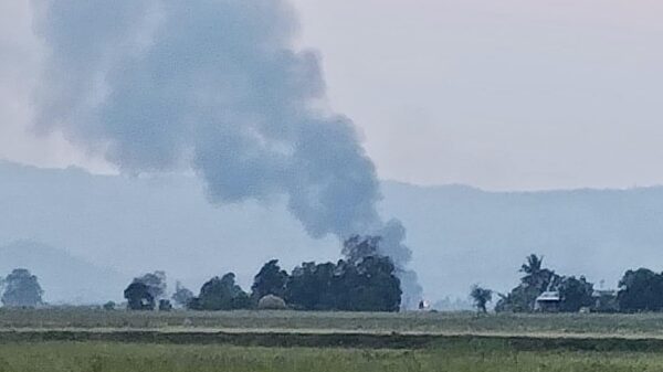 (စစ်ကောင်စီတပ်က ယနေ့နံနက်စောတွင် ဆင်ဖြူဆိပ်‌(အရှေ့)ရွာကို မီးရှို့ဖျက်ဆီးနေစဉ်။ ဓာတ်ပုံ - TRTeam)