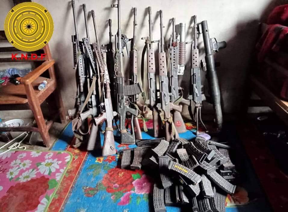(မိုးဗြဲ၊ဖယ်ခုံ နှင့် ပင်လောင်းမြို့၌ သုံးရက်တာ တိုက်ပွဲမှရရှိခဲ့သော လက်နက်ခဲယမ်းများအား တွေ့ရစဉ်။ ဓာတ်ပုံ - KNDF)