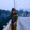 မူဆယ်မြို့ တံတားပေါ်တွင် လုံခြုံရေးယူနေသည့် ပြည်သူ့စစ်တစ်ဦးအား တွေ့ရစဉ်။ ဓာတ်ပုံ-AFP (ပုံအဟောင်း အသုံးပြုထားပါသည်)