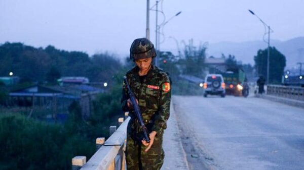 မူဆယ်မြို့ တံတားပေါ်တွင် လုံခြုံရေးယူနေသည့် ပြည်သူ့စစ်တစ်ဦးအား တွေ့ရစဉ်။ ဓာတ်ပုံ-AFP (ပုံအဟောင်း အသုံးပြုထားပါသည်)