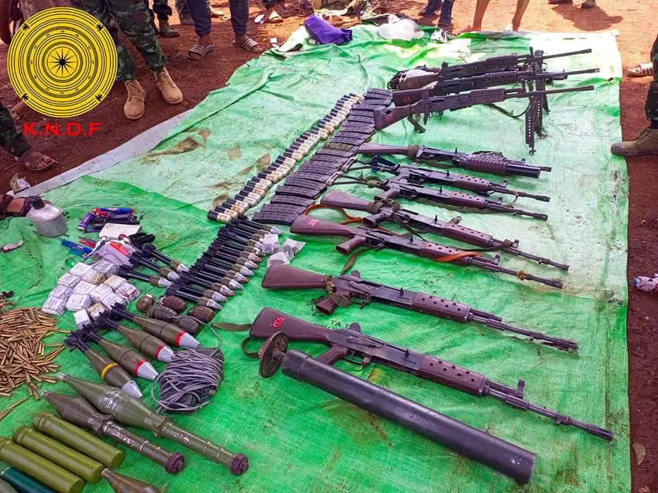(မိုးဗြဲ၊ဖယ်ခုံ နှင့် ပင်လောင်းမြို့၌ သုံးရက်တာ တိုက်ပွဲမှရရှိခဲ့သော လက်နက်ခဲယမ်းများအား တွေ့ရစဉ်။ ဓာတ်ပုံ - KNDF)