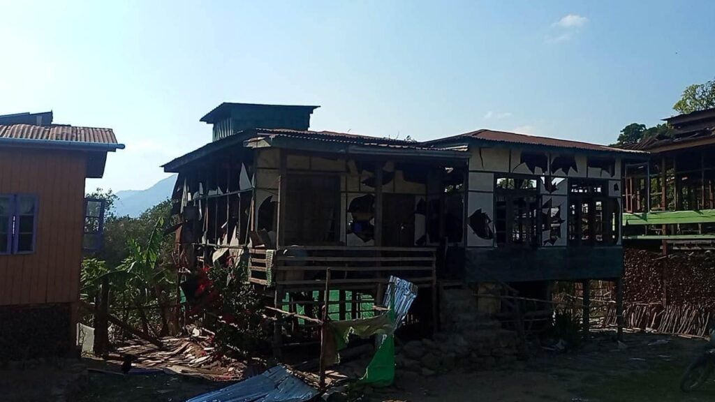 (တလန်လိုကျေးရွာအား စစ်ကောင်စီက တိုက်လေယာဉ်ဖြင့် ဗုံးကြဲတိုက်ခိုက်ပြီးနောက် တွေ့ရစဉ်။ ဓာတ်ပုံ - The Hakha Post's Post)