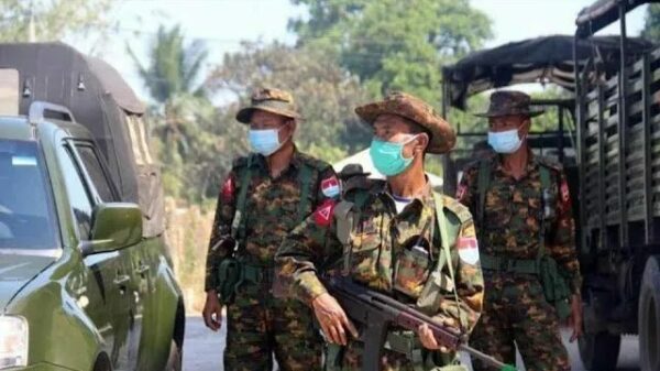 (စစ်တပ်အာဏာသိမ်းပြီးနောက် လုံခြုံရေးနေသော စစ်ကောင်စီတပ်သားများအား တွေ့ရစဥ်။ ဓာတ်ပုံ - CJ)