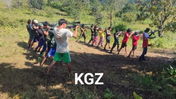 (Karenni Generation Zမှ ရဲဘော်များ စစ်ရေးလေ့ကျင့်နေစဥ်။ ဓာတ်ပုံ - Karenni Generation Z )