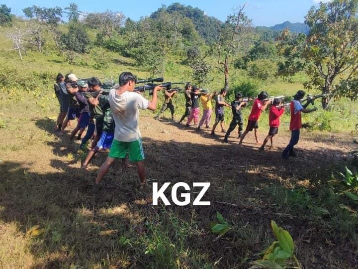 (Karenni Generation Zမှ ရဲဘော်များ စစ်ရေးလေ့ကျင့်နေစဥ်။ ဓာတ်ပုံ - Karenni Generation Z )