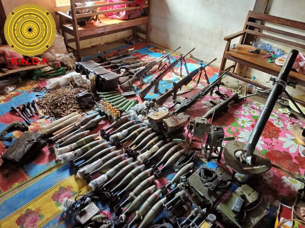 (မိုးဗြဲ၊ဖယ်ခုံ နှင့် ပင်လောင်းမြို့၌ သုံးရက်တာ တိုက်ပွဲမှရရှိခဲ့သော လက်နက်ခဲယမ်းများအား တွေ့ရစဉ်။ ဓာတ်ပုံ - KNDF)