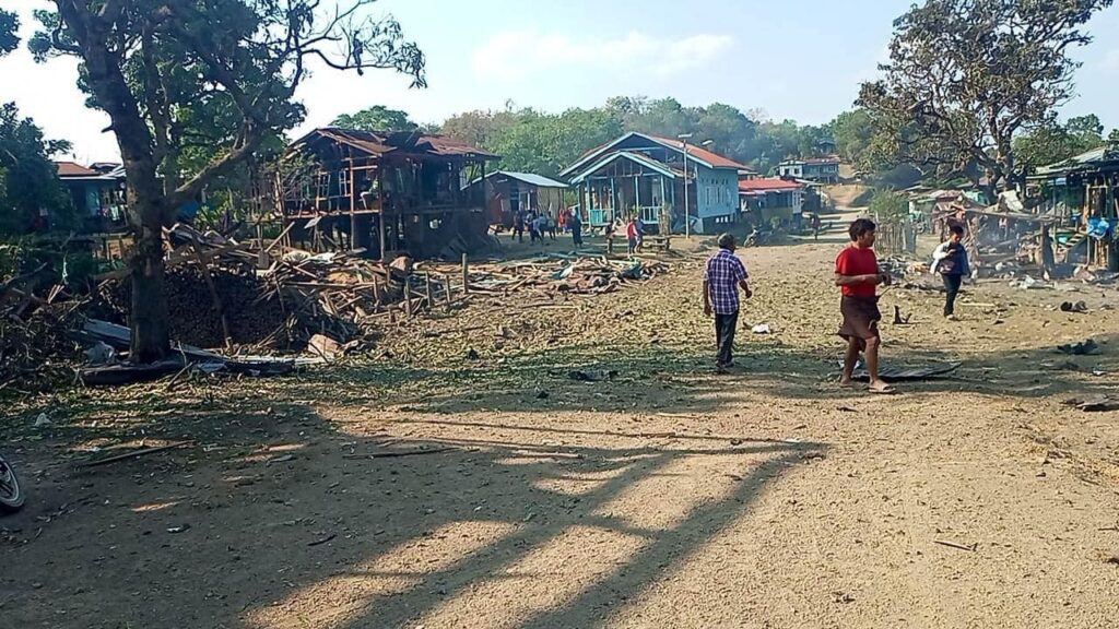 (တလန်လိုကျေးရွာအား စစ်ကောင်စီက တိုက်လေယာဉ်ဖြင့် ဗုံးကြဲတိုက်ခိုက်ပြီးနောက် တွေ့ရစဉ်။ ဓာတ်ပုံ - The Hakha Post's Post)