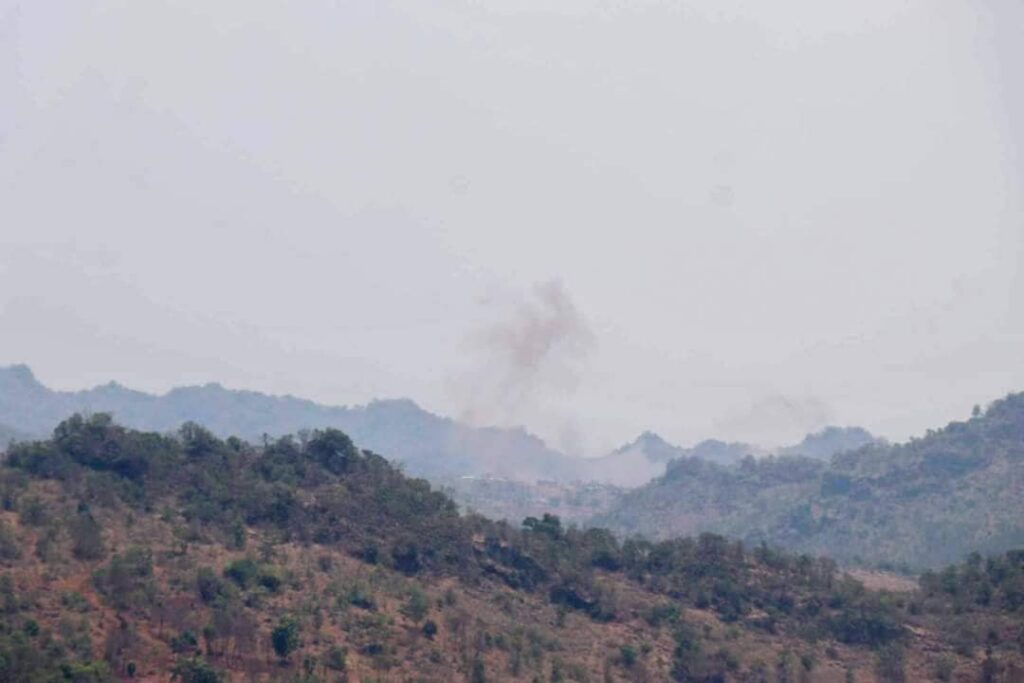 (စစ်ကောင်စီက လေယာဥ်ဖြင့် ဗုံးကြဲတိုက်ခိုက် နေသည့် ဒီးမော့ဆို အနောက်ဘက်ခြမ်းနေရာ အားတွေ့ရစဥ်။ ဓာတ်ပုံ - CJ)