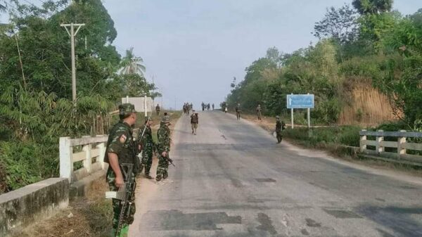 (မြိတ်-တနင်္သာရီ-ဘုတ်ပြင်းလမ်းတွင် လုံခြုံ​ရေး​ဆောင်ရွက်​နေ​သော PDF များ (ပုံအ​ဟောင်းဖြစ်ပါသည်)။ ဓါတ်ပုံ-တနင်္သာရီတိုင်း ပြည်သူ့ကာကွယ်ရေးတပ်ဖွဲ့)
