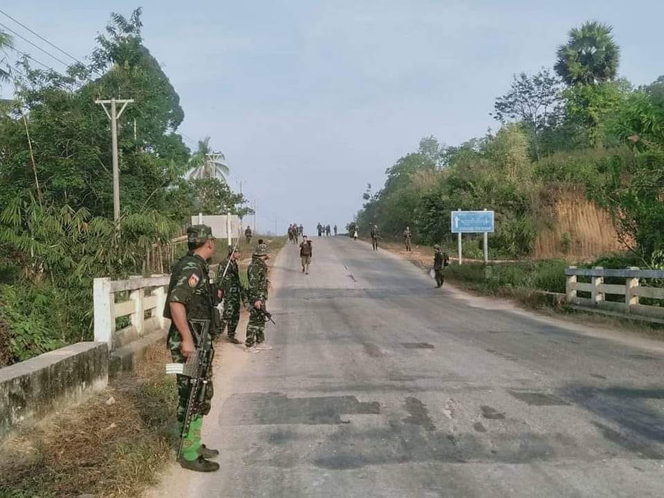 (မြိတ်-တနင်္သာရီ-ဘုတ်ပြင်းလမ်းတွင် လုံခြုံ​ရေး​ဆောင်ရွက်​နေ​သော PDF များ (ပုံအ​ဟောင်းဖြစ်ပါသည်)။ ဓါတ်ပုံ-တနင်္သာရီတိုင်း ပြည်သူ့ကာကွယ်ရေးတပ်ဖွဲ့)