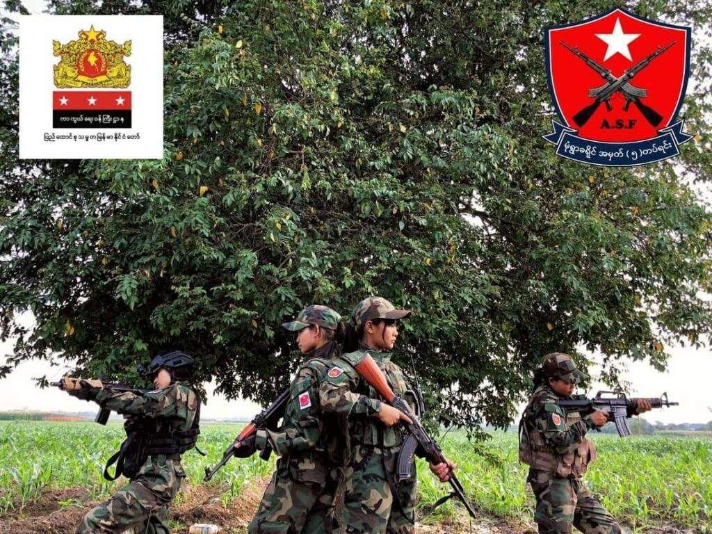 မုံရွာခရိုင် အမှတ် (၅ )တပ်ရင်းမှ တပ်ဖွဲ့ဝင်အချို့ ။ဓါတ်ပုံ-ASF