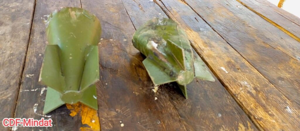 (စစ်ကောင်စီတပ်က မင်းတပ်မြို့နယ်အတွင်း လေကြောင်းမှ တိုက်ခိုက်ပြီးရာတွင် တွေ့ရသော လေယာဥ်ဗုံး ကျည်ခွံ အပိုင်းအစများ။ ဓာတ်ပုံ - Chin Defence Force - Mindat)