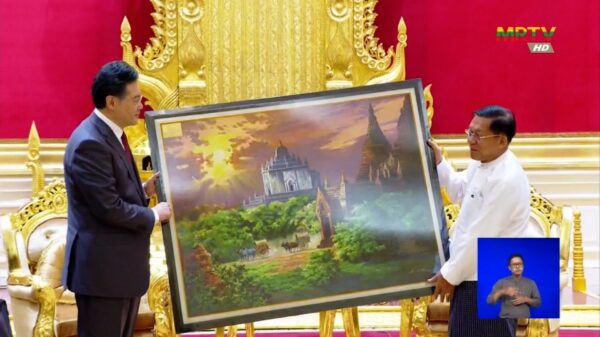 (နိုင်ငံခြားရေးဝန်ကြီး Qin Gangနှင့် စစ်ခေါင်းဆောင်မင်းအောင်လှိုင် တွေ့ဆုံနေစဥ်။ ဓာတ်ပုံ - mrtv)